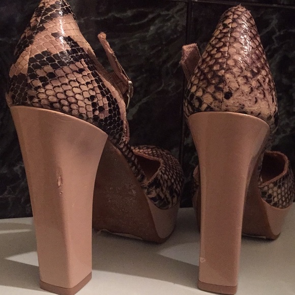 slightly small scratches on heel (no box) - Picture 4 of 7